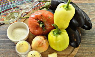 Om voor de winter vingerslikkende lecho van paprika en aubergines te bereiden, laten we de nodige ingrediënten bereiden. Groenten kunnen direct worden gewassen en indien nodig worden geschild.