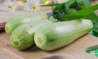 Per preparar carbassons, com els bolets de llet per a l'hivern, esbandiu bé les verdures i les herbes sota aigua corrent. Doneu-li temps que s'assequi.