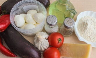 Cum se prepară vinete parmigiano în italiană după rețeta clasică? Să începem să gătim și să măsurăm cantitatea necesară din toate ingredientele.