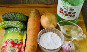Om komkommerkaviaar voor de winter te bereiden, verzamelen we de ingrediënten.