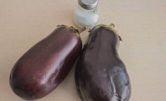 Bereid de ingrediënten voor gebakken aubergines in de oven voor de winter.