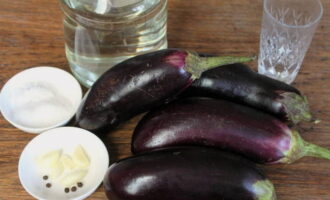 Upang maghanda ng mga adobo na talong para sa taglamig sa mga garapon, ihanda ang mga sangkap at simulan ang pagluluto!