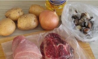 Vi förbereder alla nödvändiga ingredienser och börjar förbereda den klassiska skrapan.