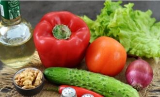 Pentru a pregăti rapid și gustos o salată de vară pentru masa de sărbători, așezați tot ce aveți nevoie pe suprafața de lucru.