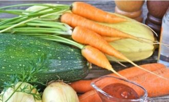 Squash-kaviaar volgens USSR GOST voor de winter - snel, gemakkelijk en erg lekker! Wij bereiden de benodigde ingrediënten.