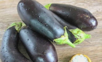 I-freeze, o sa halip, maghanda, ang mga sariwang talong para sa pagyeyelo para sa taglamig nang mabilis, kung hindi man sila ay magiging madilim. Banlawan ang mga eggplants ng malamig na tubig, tuyo sa isang napkin at alisin ang mga dulo.