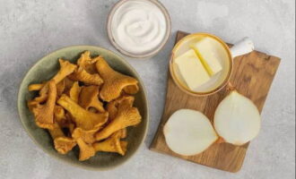 Trước khi bắt đầu nấu nấm mồng tơi trong kem chua trên chảo rán, hãy chuẩn bị một bộ nguyên liệu đơn giản. Rửa sạch chanterelles dưới vòi nước chảy. Gọt vỏ và thái nhỏ hành tây.
