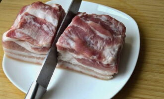 วิธีการทำน้ำเกลือ brisket ที่บ้านอย่างรวดเร็วและอร่อย? ล้างท้องหมู ตากให้แห้ง แล้วหั่นเป็นชิ้นๆ