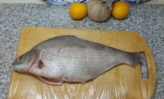 Paano maayos ang asin bream sa bahay? Ihanda natin ang mga kinakailangang produkto. Maaaring ayusin ang asin sa iyong paghuhusga.