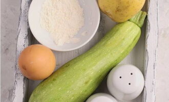 Hur lagar man läckra zucchinipannkakor i en stekpanna? Först och främst förbereder vi det nödvändiga livsmedelspaketet.