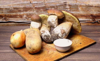 Pentru a pregăti ciupercile porcini, pregătiți ingredientele.