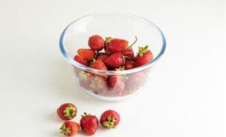 Paano maayos na i-freeze ang mga strawberry para sa taglamig sa freezer? Dapat timbangin kaagad ang mga strawberry na i-freeze. Ilipat ito sa isang hiwalay na mangkok.