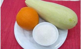 Paano maghanda ng masarap na zucchini at orange jam para sa taglamig? Maghanda, ayon sa recipe, ang kinakailangang dami ng zucchini, mga dalandan at asukal.