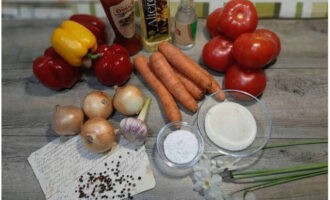 Maghanda tayo ng lecho mula sa mga paminta, kamatis, karot at sibuyas para sa taglamig. Ihanda natin ang mga kinakailangang gulay at iba pang produkto ayon sa listahan.