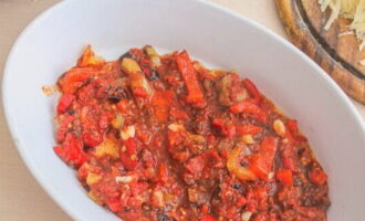 Puneți o parte din amestecul de legume într-o tavă de copt.