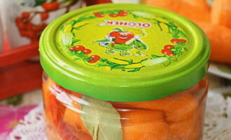 Gumamit ng bago at malinis na takip. Pagkatapos ng paglamig ng baligtad, ilipat ang mga de-latang karot sa pantry. Ang paghahanda ng karot para sa taglamig ay handa nang gamitin. Bon appetit!