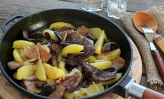 Vi smakar av maten och saltar och peppar vid behov och serverar. Smaklig måltid!