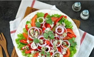 Serviți imediat aperitivul la masă și bucurați-vă de gustul minunat. Poftă bună!