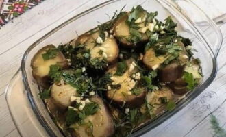 Pagkatapos ay ilagay ang isang pangalawang layer ng mga eggplants na may bawang, damo at ibuhos ang natitirang bahagi ng pag-atsara.