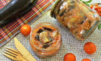 Paprika- en auberginelecho voor de winter, klaar om je vingers bij af te likken. Verwijder het werkstuk voor opslag.