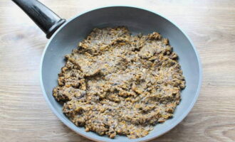 Pagkatapos pukawin ang masa, ilagay ito sa apoy at kumulo sa loob ng 40 minuto, huwag kalimutang pukawin upang hindi masunog ang caviar.