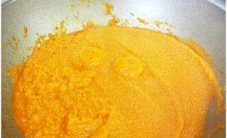Breng aan de kook en laat op laag vuur ongeveer 30-35 minuten koken. Voeg als laatste azijn toe.