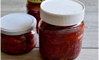 I-seal ang mga garapon na may sterile lids. Ilagay sa refrigerator sa loob ng ilang araw upang ang mga kamatis ay mahusay na puspos ng langis at damo.