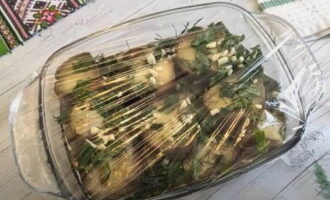 Takpan ang ulam gamit ang isang piraso ng cling film at ilagay ang mga eggplants sa refrigerator sa loob ng 8 oras upang mag-marinate.