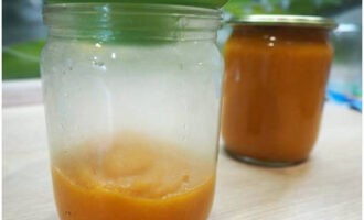 Giet de hete lekkernij in gesteriliseerde potten. 
