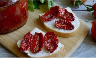 Ihain ang mga kamatis na pinatuyo sa araw na may sariwa o toasted na tinapay. Bon appetit!
