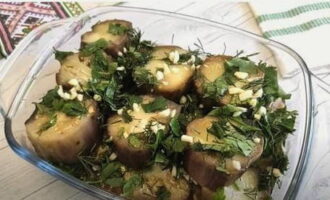 Pagkatapos ng oras na ito, ihain ang mabilis na pagluluto na adobong mga talong na may bawang. Bon appetit!