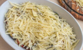 Stropiți cu niște parmezan ras.
