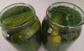 Ibuhos ang kumukulong marinade sa mga pipino sa mga garapon.