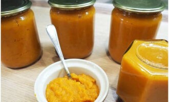 Zelfgemaakte pompoenkaviaar met tomatenpuree is klaar voor de winter. Kan op een koele plaats worden bewaard.