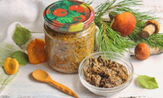 Inilalagay namin ang cooled mushroom caviar sa pantry. Kapag gusto mo ng masarap, naglalabas kami ng garapon at tikman ito. Bon appetit!