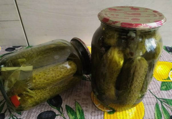 Mga adobo na pipino sa 1 litro na garapon para sa taglamig