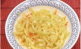 Vi rengör paprikorna från frön och skär dem i tunna remsor.