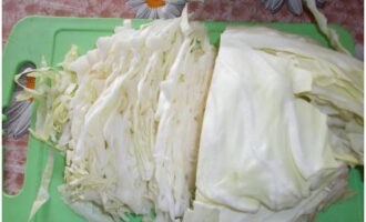 Chúng tôi rửa bắp cải và thái nhỏ bằng dao.