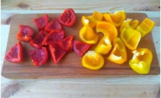 Ớt sạch cắt thành từng đoạn, bỏ lõi và cuống.