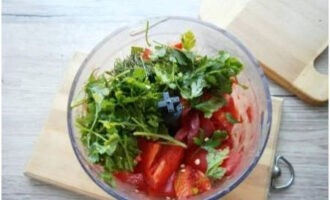 Vi lägger också tvättad persilja och dill, skalad och hackad paprika och tvättad chilipeppar här. Justera mängden chili efter eget gottfinnande. Bearbeta tills den är slät. Du kan mala grönsakerna med en köttkvarn eller matberedare och hacka grönsakerna med en kniv.