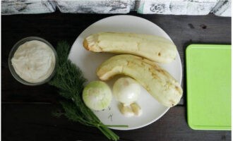 Loại bỏ vỏ trấu và vỏ của tép tỏi, cà tím và hành tây.