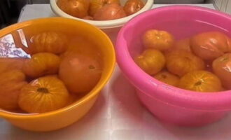 Pagkatapos ay ilagay ito sa ilang mga lalagyan at ibuhos ang tubig na kumukulo sa loob ng 15 segundo.