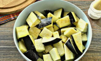 Snijd de staarten van de aubergines. Snijd ze in kleine stukjes, voeg zout toe, meng en laat een tijdje staan. Een eenvoudige procedure verwijdert de overtollige bitterheid van de groente.Daarna spoelen we het van zout en gebruiken het bij het koken.