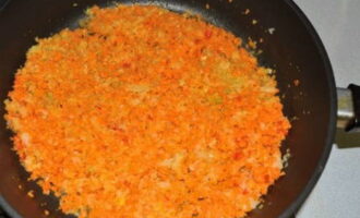 Verhit een grote koekenpan met plantaardige olie. Leg hier de gesnipperde ui en laat ongeveer 12-15 minuten sudderen, onder voortdurend roeren. Voeg de wortels toe en laat voor dezelfde hoeveelheid koken.