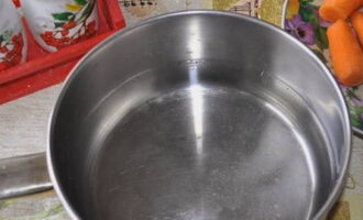 Upang punan, pagsamahin ang tubig at granulated sugar sa isang kasirola.