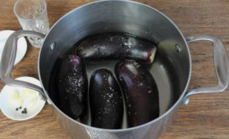 Hugasan namin ang mga asul at pinutol ang mga buntot. Isawsaw sa isang kasirola na may tubig at asin.