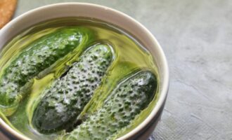 Om het fruit knapperiger te maken, weekt u de komkommers enkele uren in koud water.
