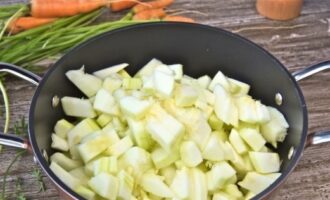 Snijd de staarten van de courgette af en snijd het vruchtvlees in kleine stukjes, bak in zonnebloemolie in een pan en verdamp de vloeistof.