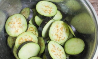 Pagkatapos ay i-cut sa mga bilog na hindi hihigit sa 0.5 cm ang kapal at ilagay sa isang malalim na mangkok.