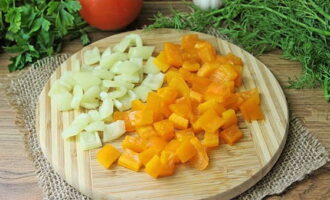 Ớt chuông làm sạch hạt và cắt thành khối.